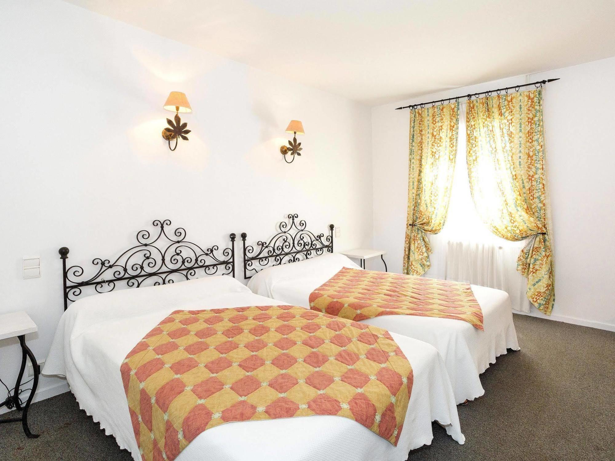 Logis - Restaurant Du Midi Hotel 3*