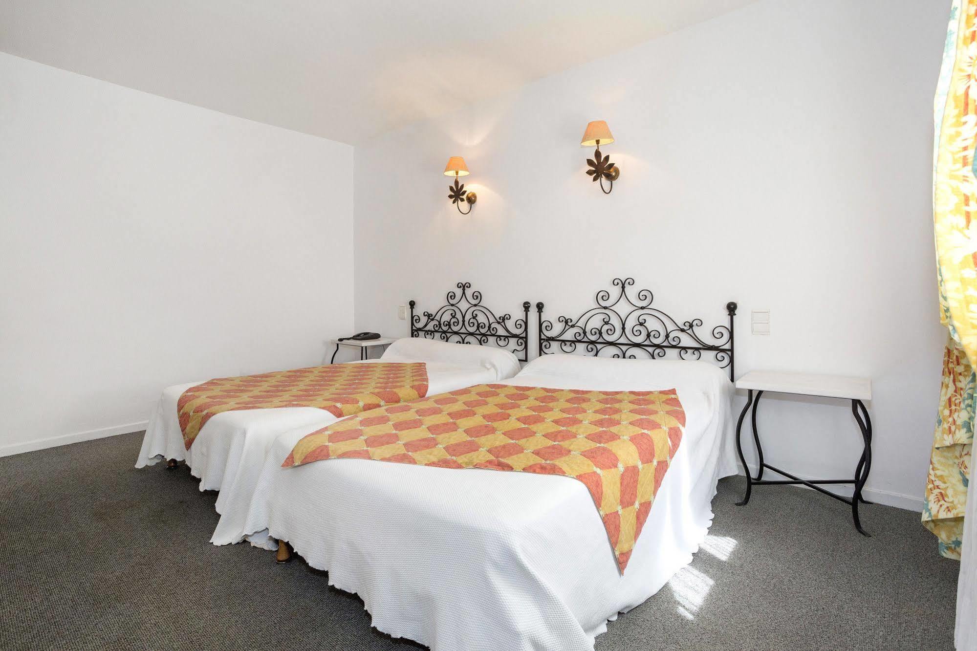 Hotel Logis - Restaurant Du Midi 3*